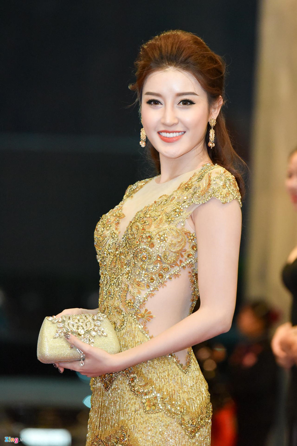 Huyền My gợi cảm trên thảm đỏ giải Cống hiến